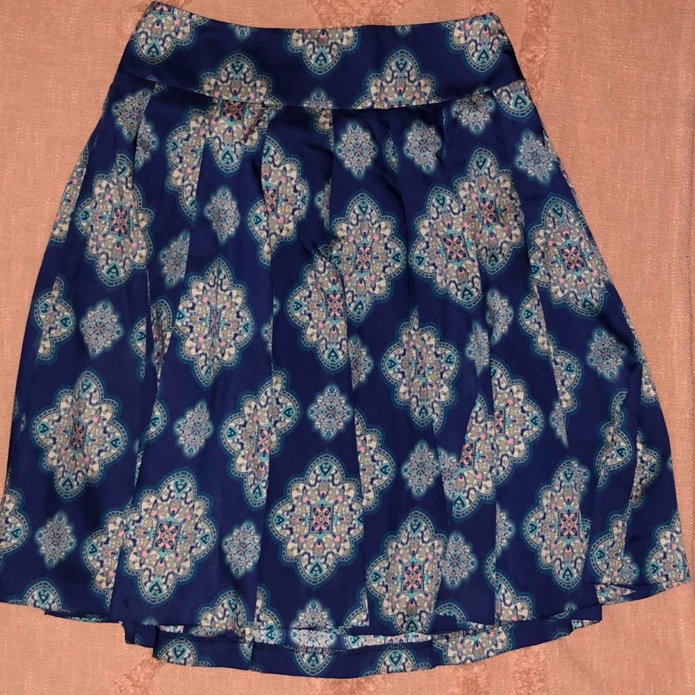 Beautiful Ann Taylor Printed Skirt, Size 2 - Picture 2 of 5